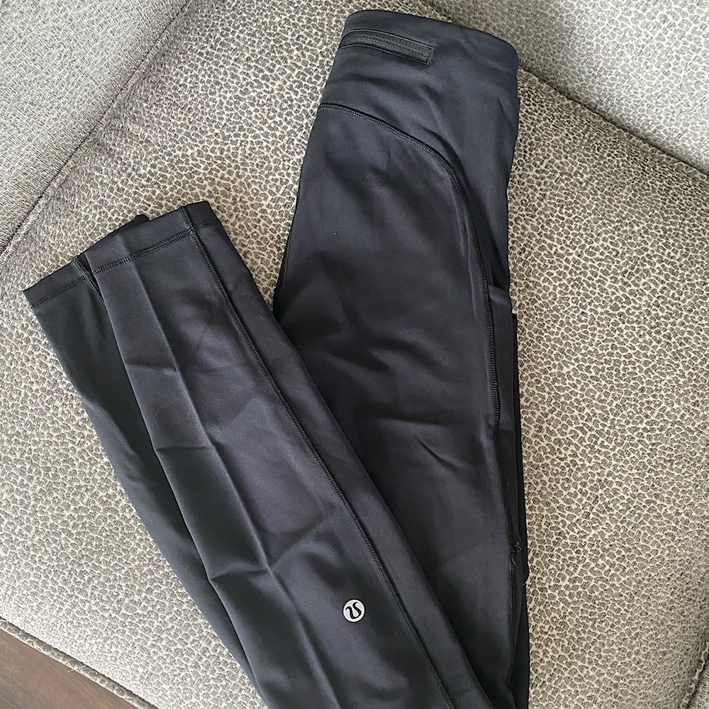 Black lulu legging size 2 never worn. Pocket details on side & back. Full length